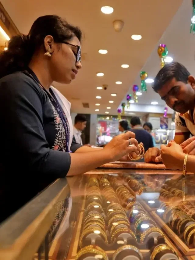 Gold-Silver Price Today: हफ्ते के पहले दिन गिरा सोना-चांदी, कीमतों में मामूली गिरावट